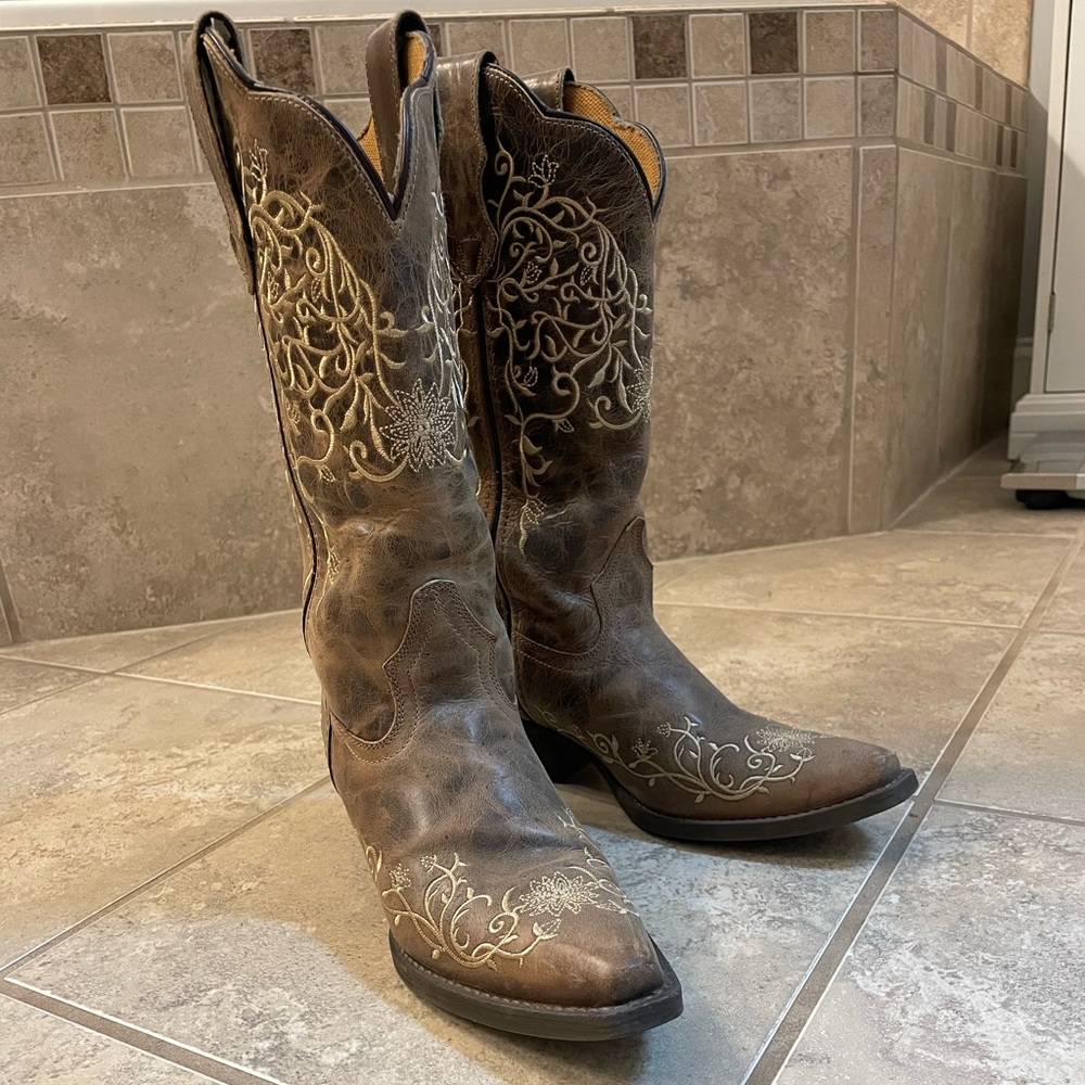 Laredo Women’s cowgirl boots. size 7. western boot